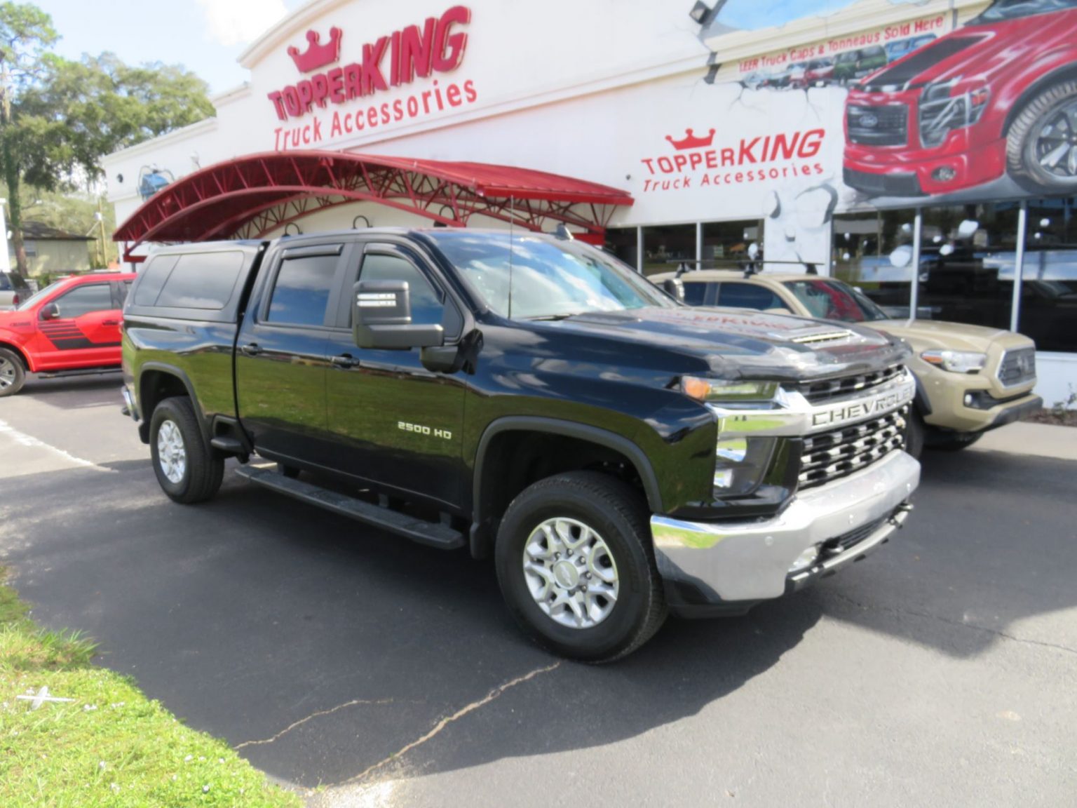 2020 Chevrolet LEER 100XL with Blacked Out Nerf Bars - TopperKING ...