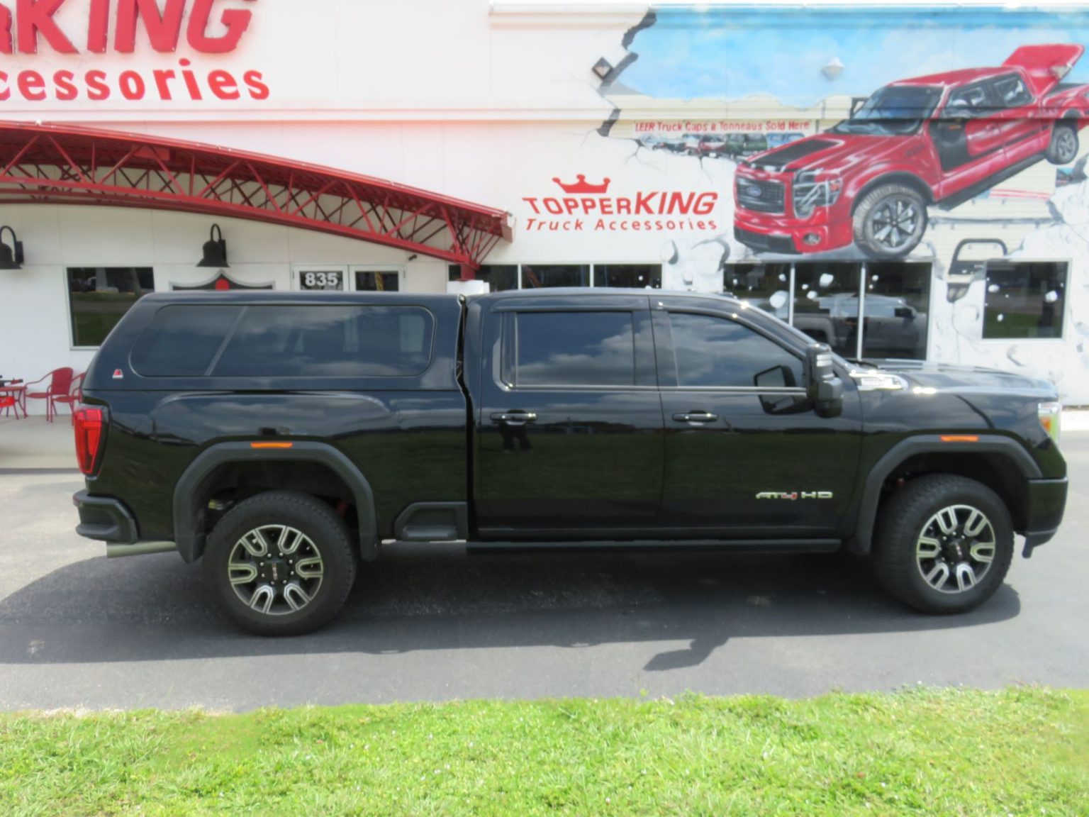 2022 black GMC Sierra 2500 with Leer 100XL - TopperKING : TopperKING ...