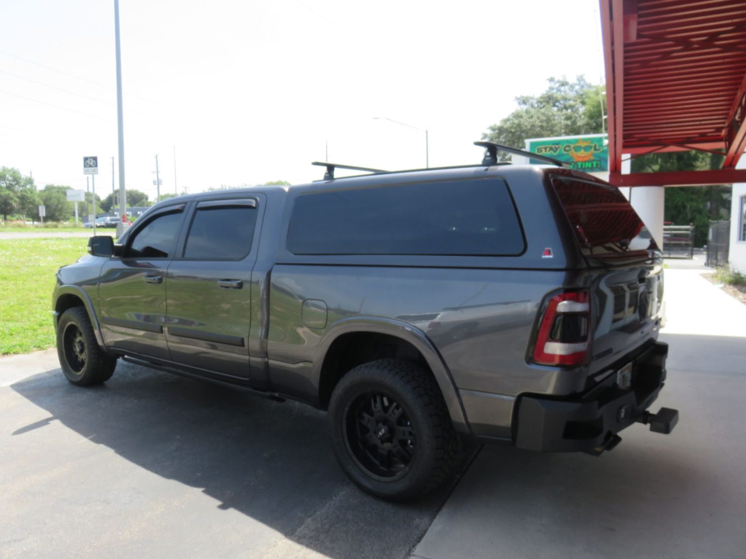 2022 Gray Ram 1500 With Leer 100xq - Topperking : Topperking 